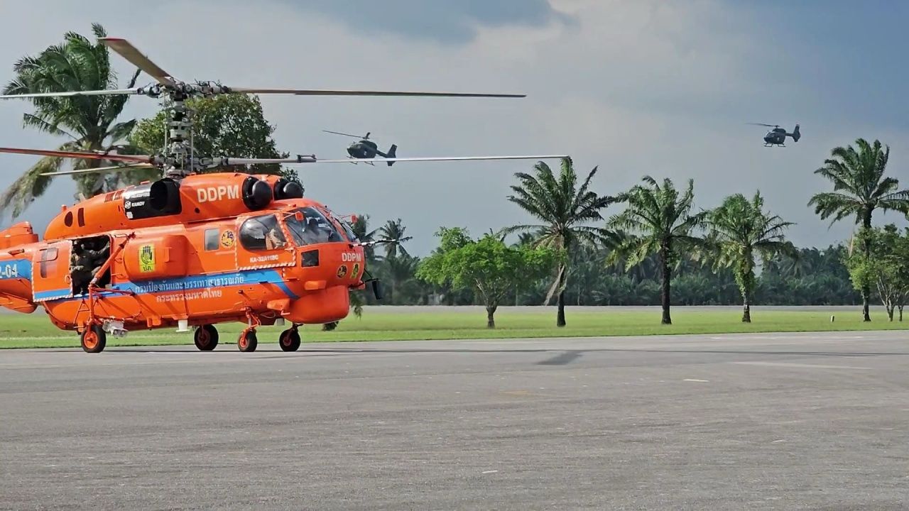 直升机编队陆续飞往南方，协助合艾的洪水救援