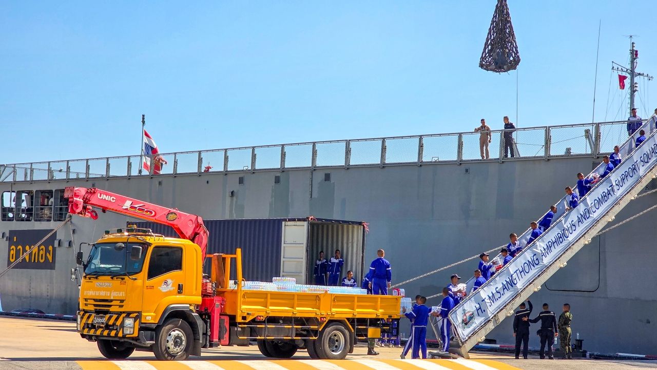 泰国海军安通号运输船送达南部洪水灾民