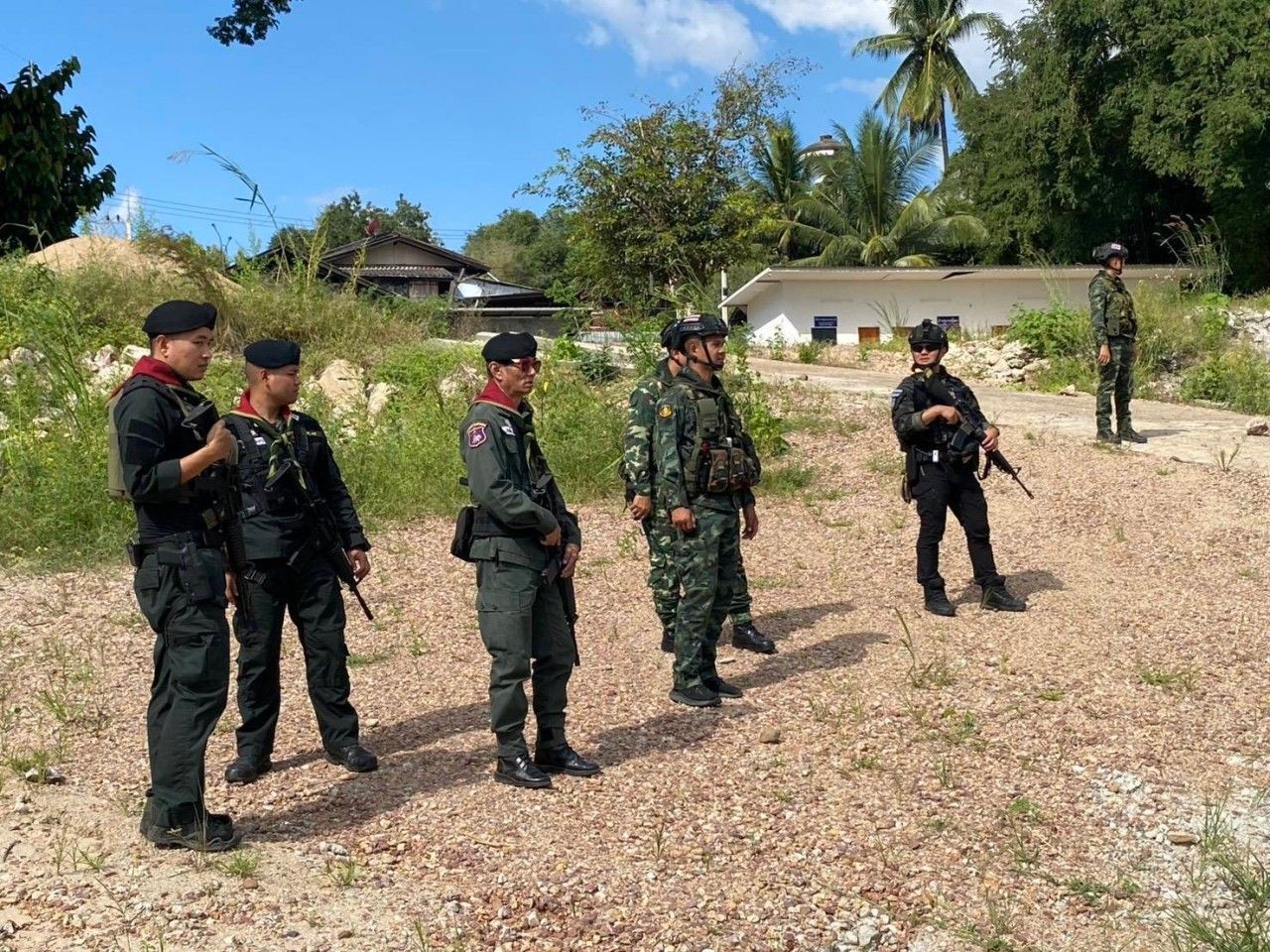 士兵加强边境巡逻 缅甸炮弹落入泰国造成伤亡