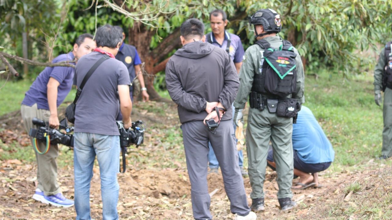 EOD小组在达叻边境冲突中调查13个炸弹坑