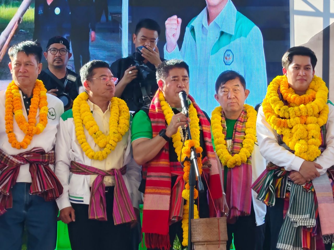 “达那瓦纳” 背着饭盒在黎乐演讲 宣称做真正的政治不卖梦想 自信横扫6个选区