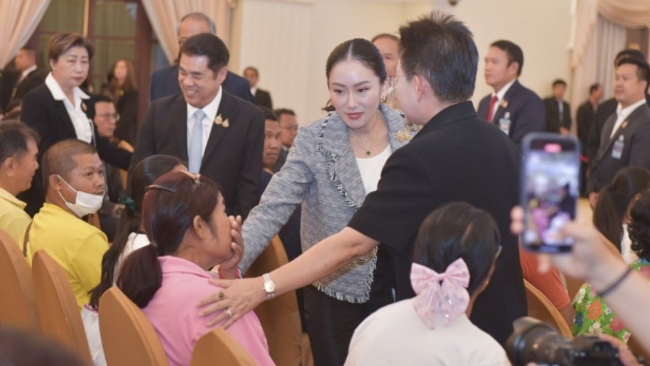 总理英拉向审计署大楼受害者家属提供慰问金,深表悲痛,承诺帮助所有人