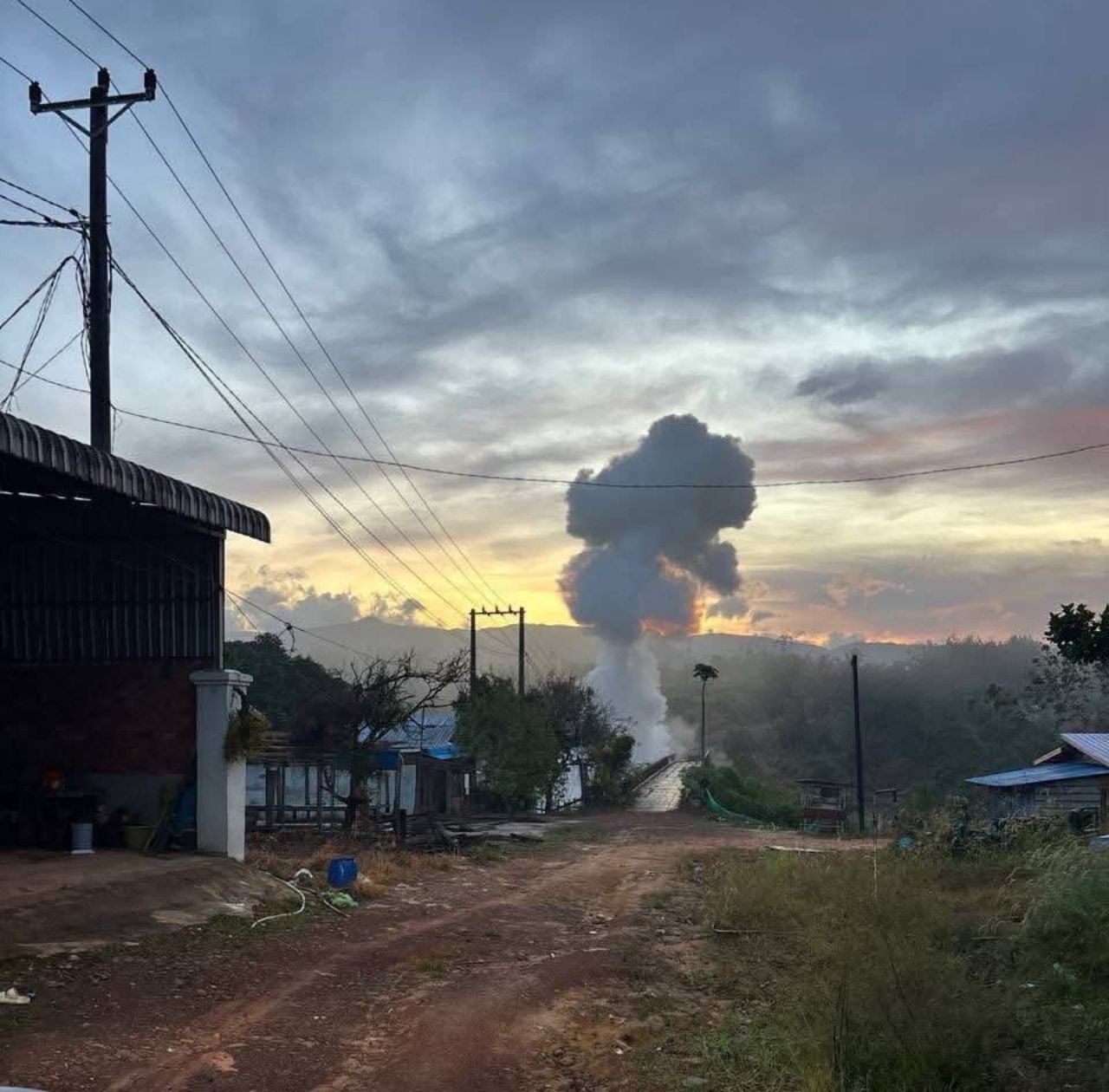 F-16 战机轰炸砍断柬埔寨武器补给线的踩川尼桥