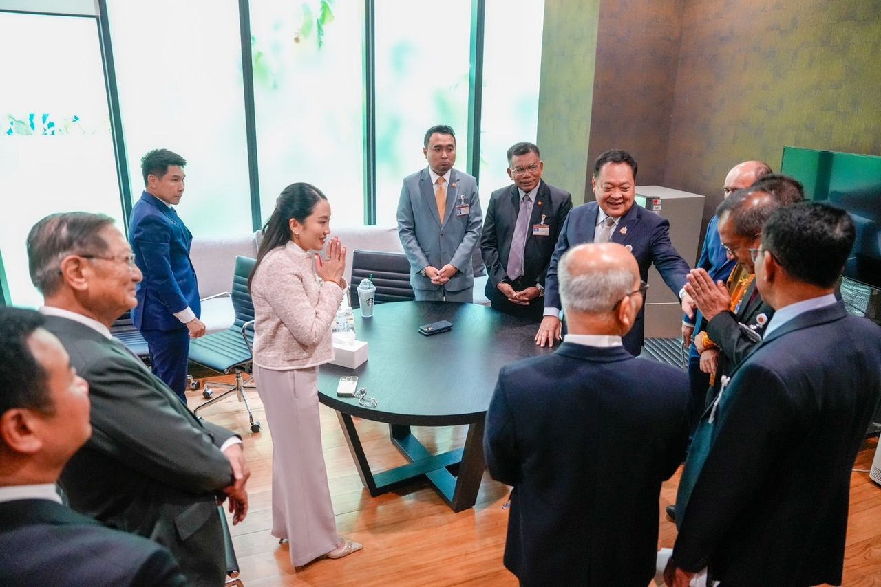 “总理英克”离开议会 - “塔威”带领国民党成员合影鼓励