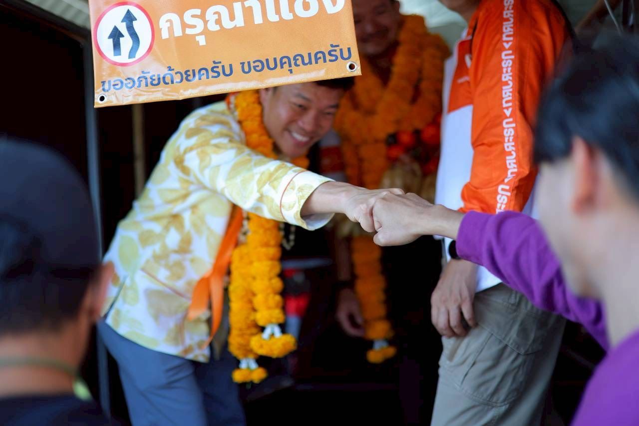 “腾”在杭东市场拉票，恳请选择人民党，感谢清迈人民支持担任总理