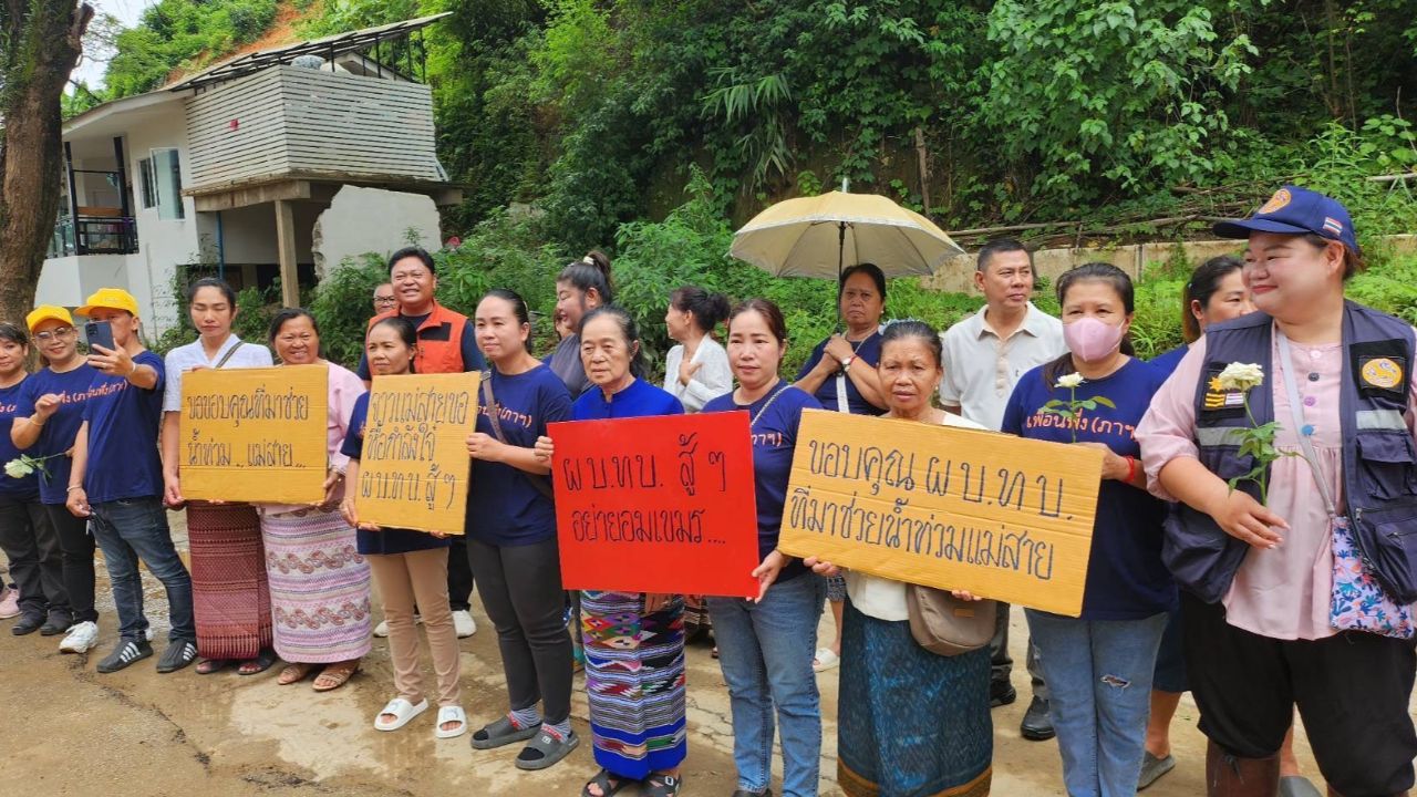 陆军指挥官视察清迈地区洪水，居民高举“加油，不要屈服于柬埔寨”标语