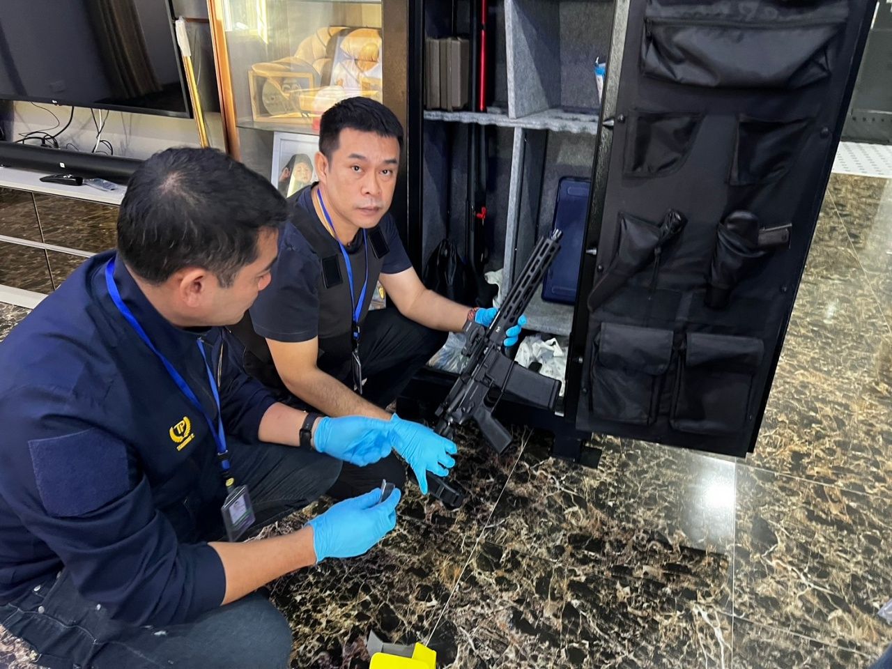 网络警察捣毁碧武里府非法枪支藏匿点，丈夫社交媒体炫耀，妻子倒霉被捕