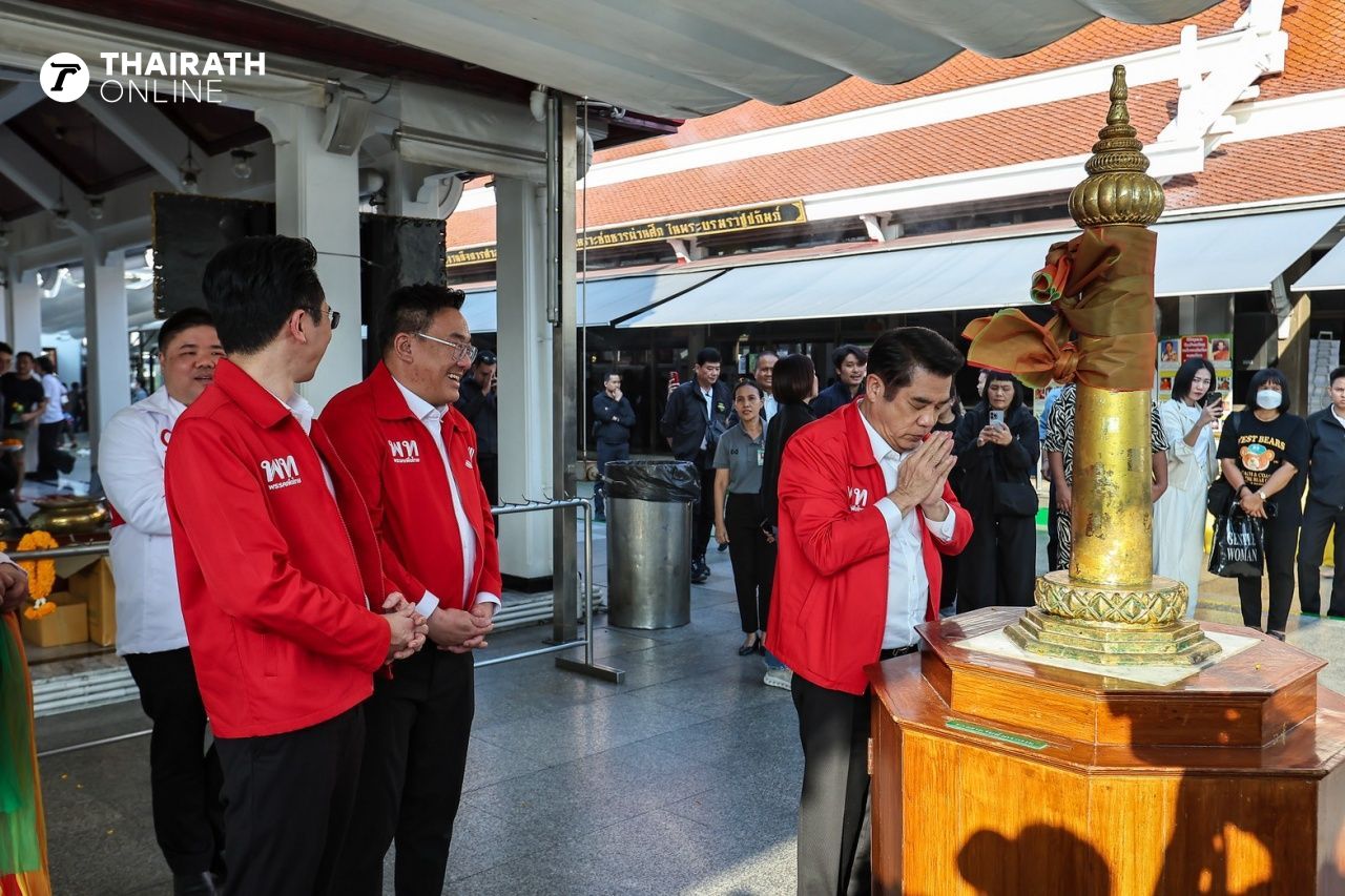 为泰党在吉日拜谒城市之柱 寻求大集会前的祝福