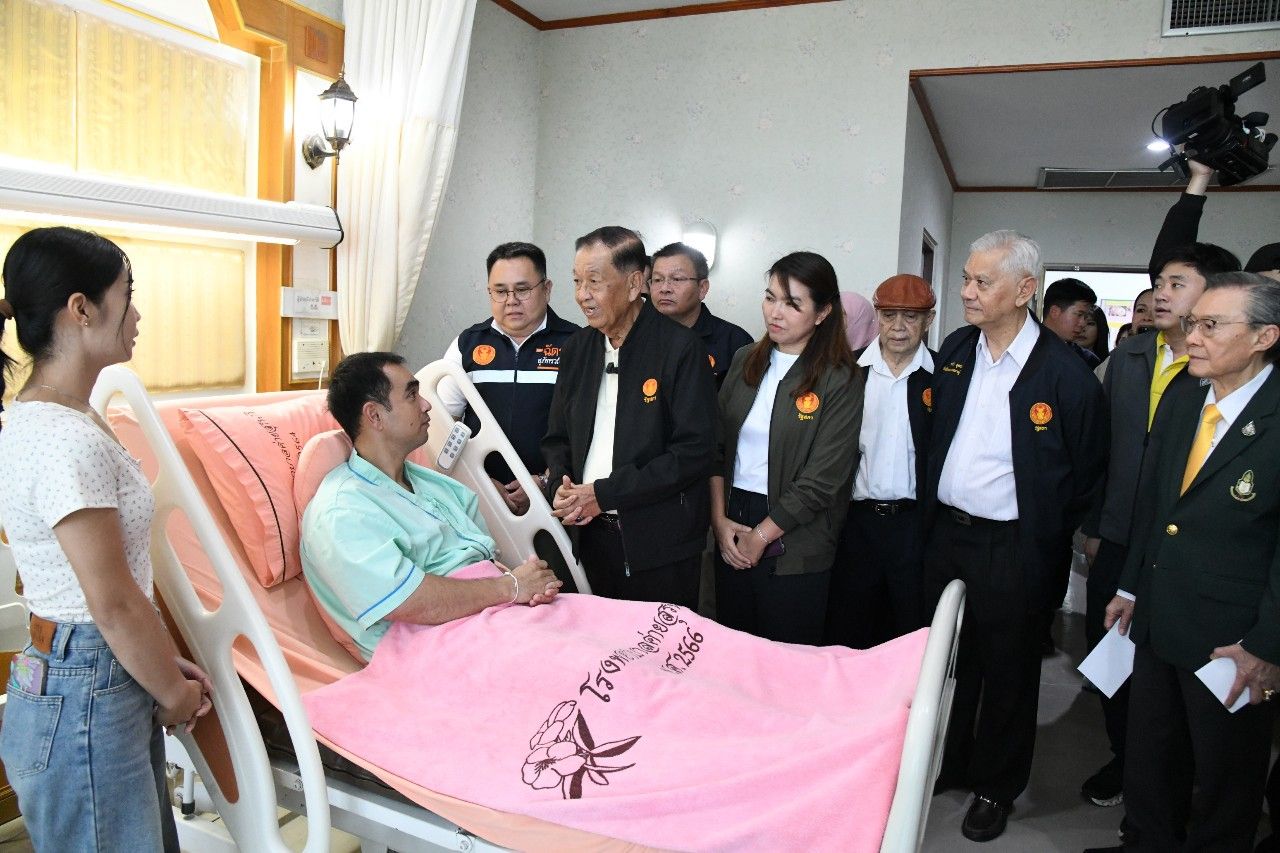 议会议长带领团队探访受伤士兵并接受医疗用品和必需品