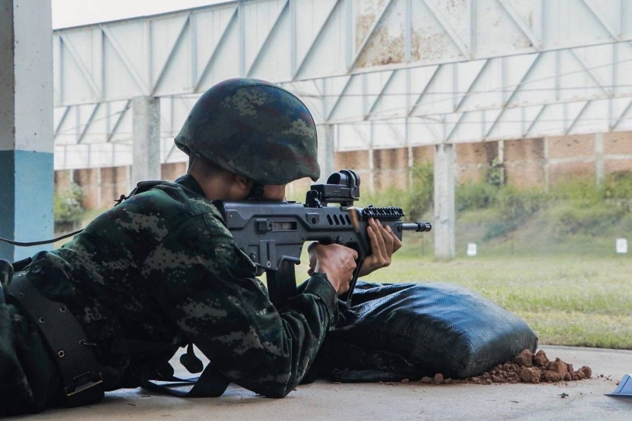 新兵首次实弹射击，强调熟练度