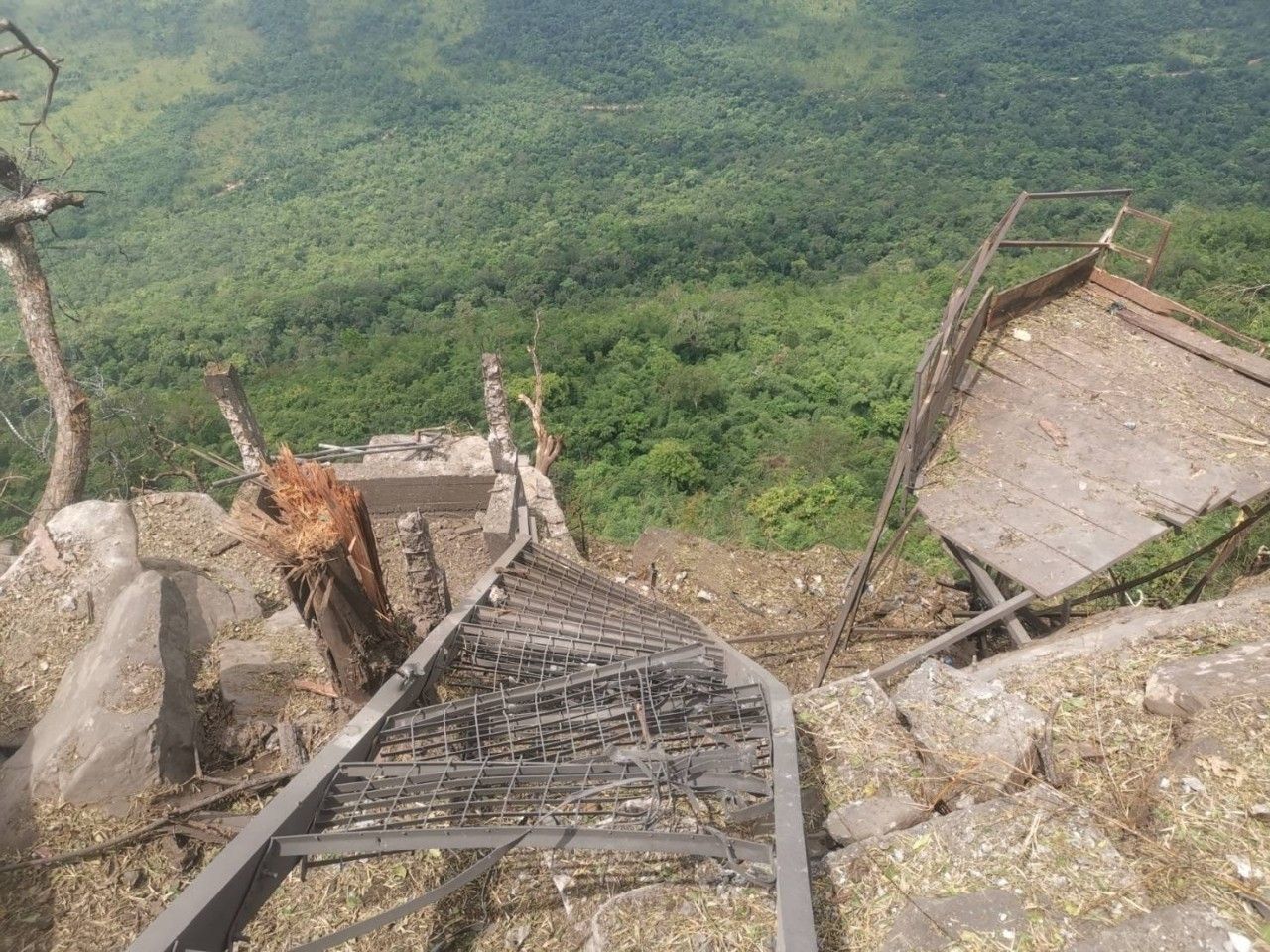 泰国士兵炸毁柬埔寨蟠道台阶，阻止上山路线（视频）