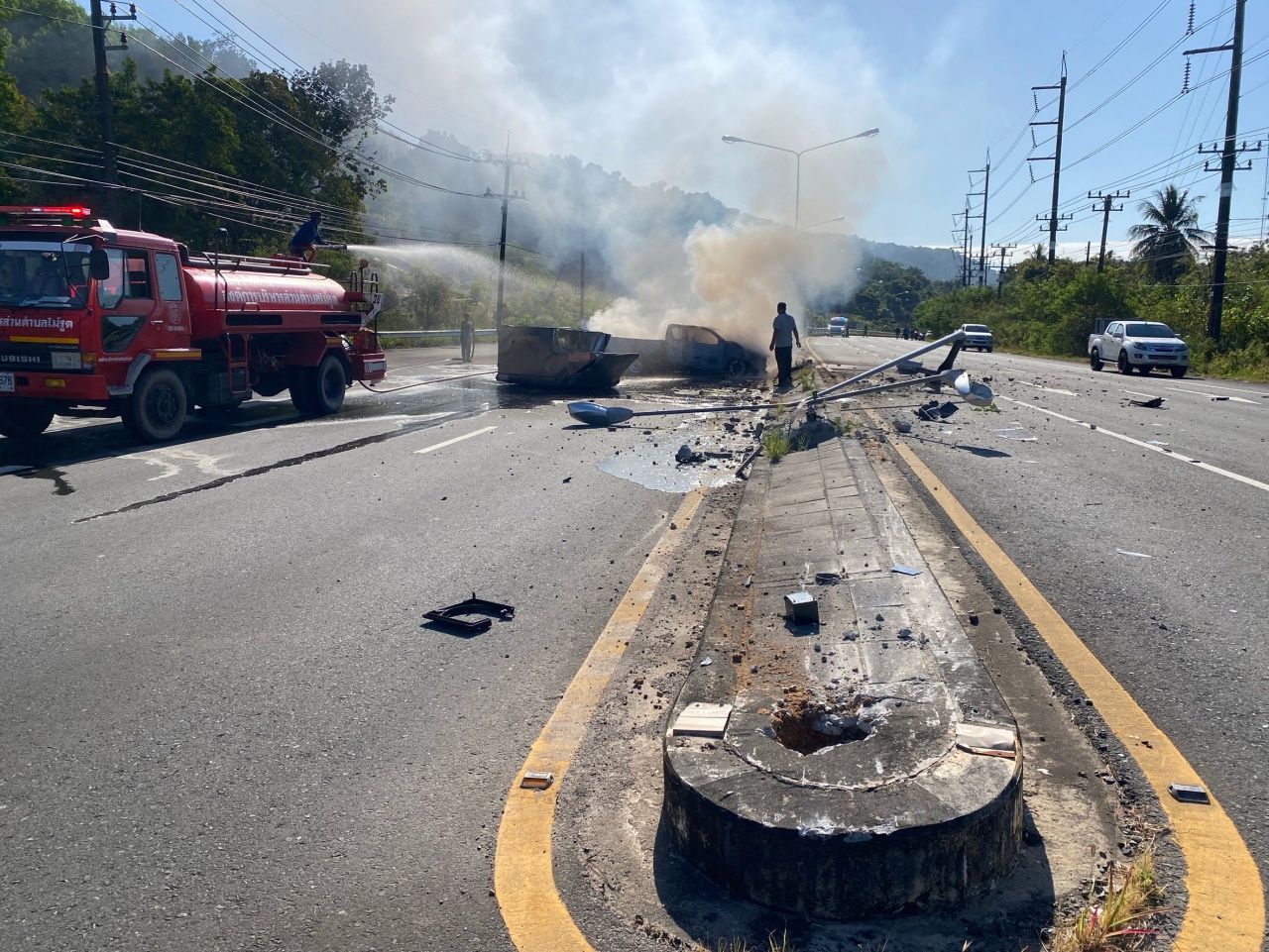 捐赠货车撞上电线杆起火，整车被烧毁