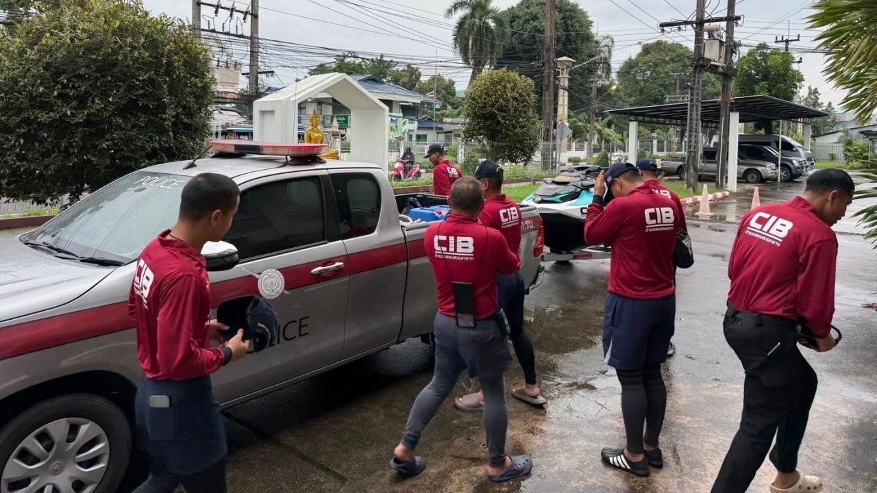 动员“普吉水警”与橡皮船、摩托艇队支援合艾洪灾救援