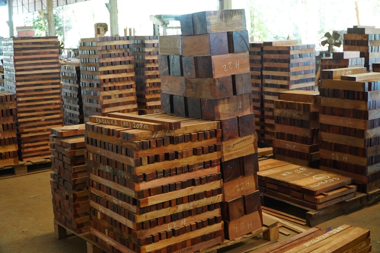 查获非法木材 从中国商人仓库中查获价值三亿 准备出口国外