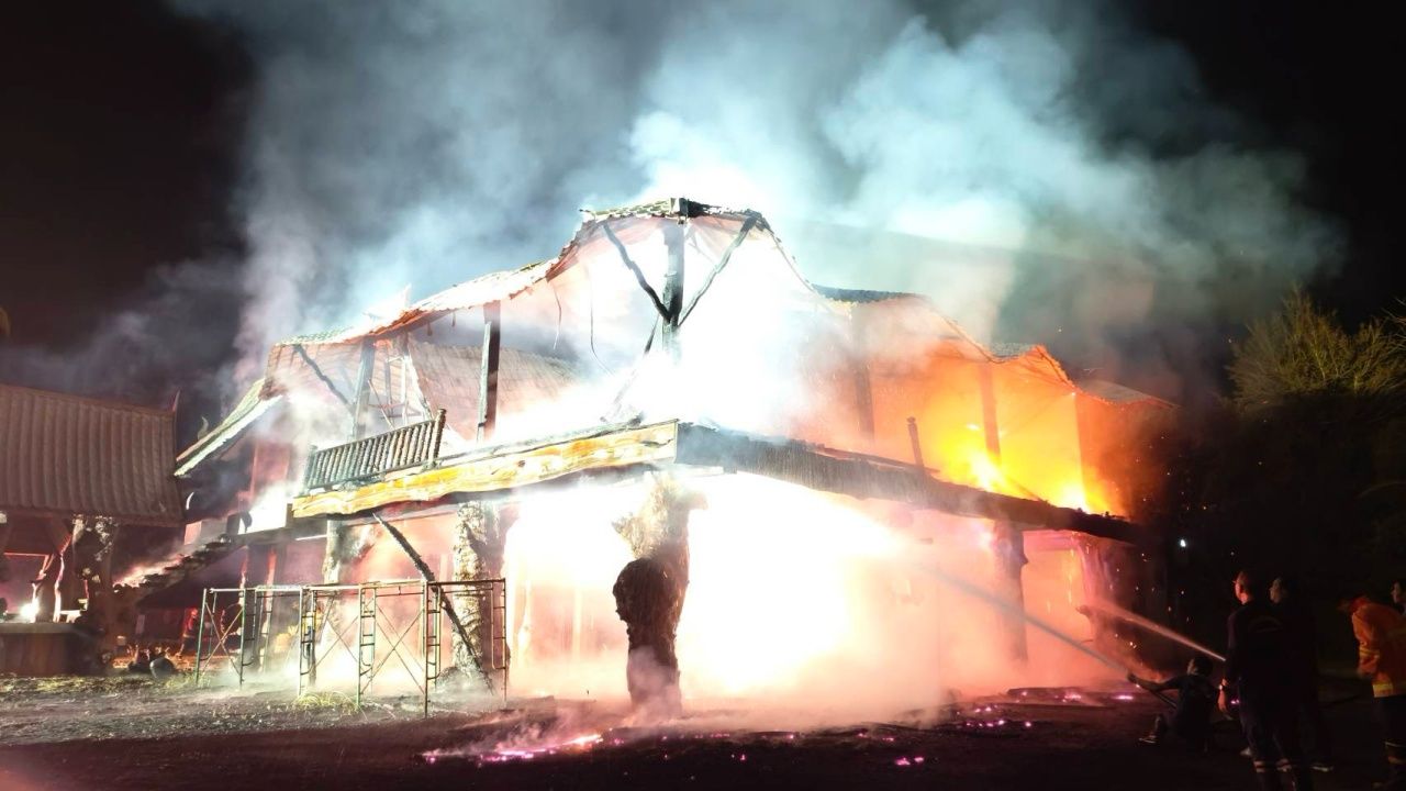 豪华木屋火灾，前市长住宅全部烧毁，损失超过1000万泰铢