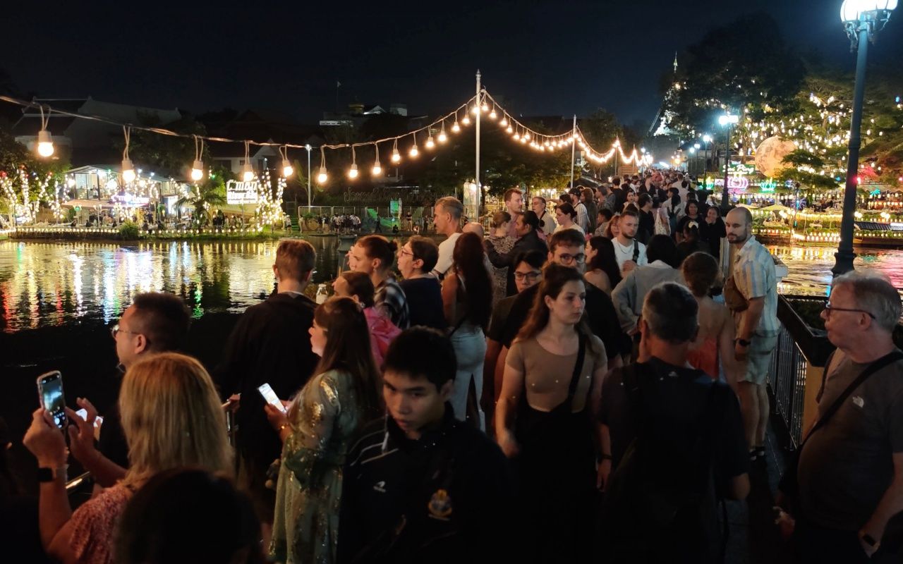 清迈热闹非凡，游客纷至沓来“水灯节 2568”挤满平河两岸