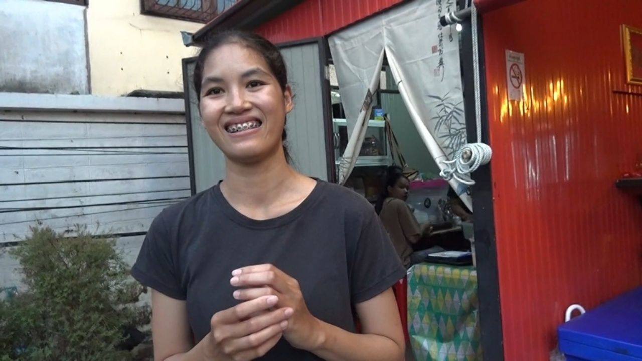 女职员讲述惊险一刻，汽车冲入麻辣店致顾客受伤