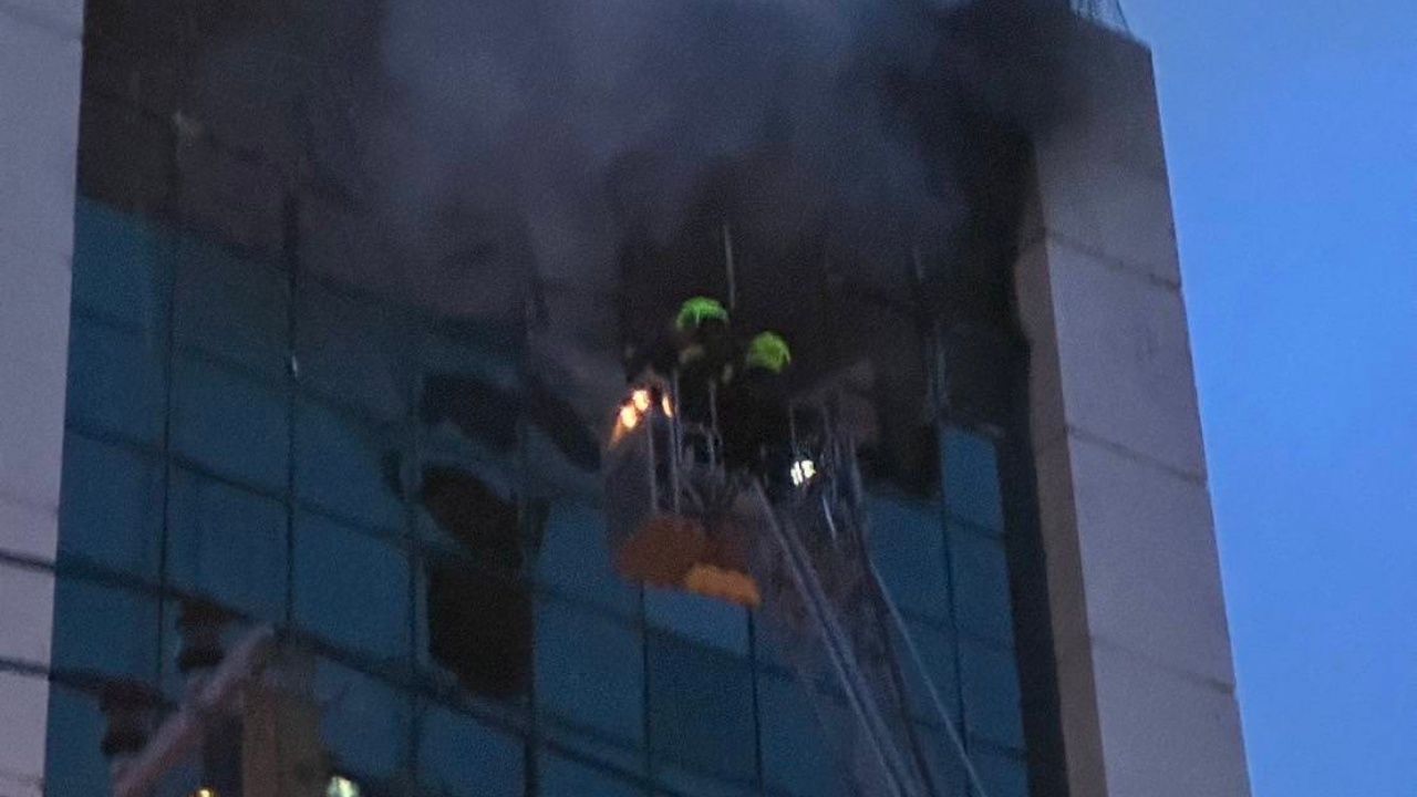 黎明惊魂，素坤逸71巷高楼起火，紧急疏散无伤亡