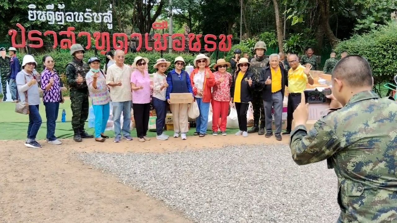 热闹：游客蜂拥游览塔美恩通寺庙，穿着军装的大象鼓励工作人员