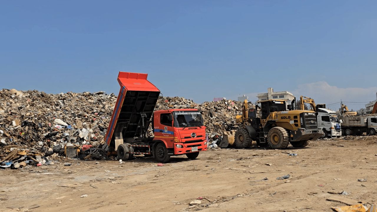 合艾洪水退后垃圾堆满城市，恶臭扰民导致居民担忧疾病传播