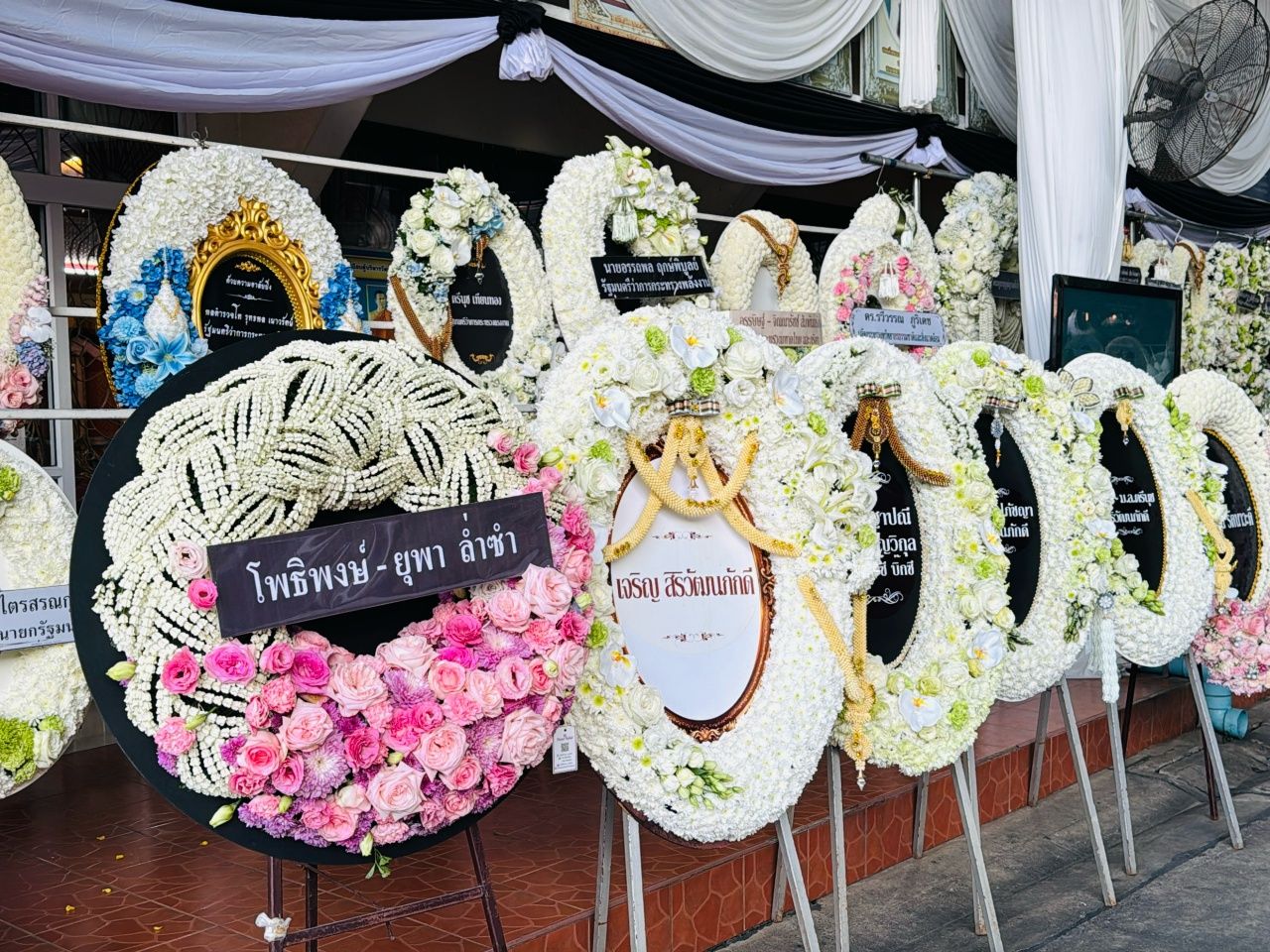 总理阿努廷参加“王秘书-警官托萨克”之母的葬礼