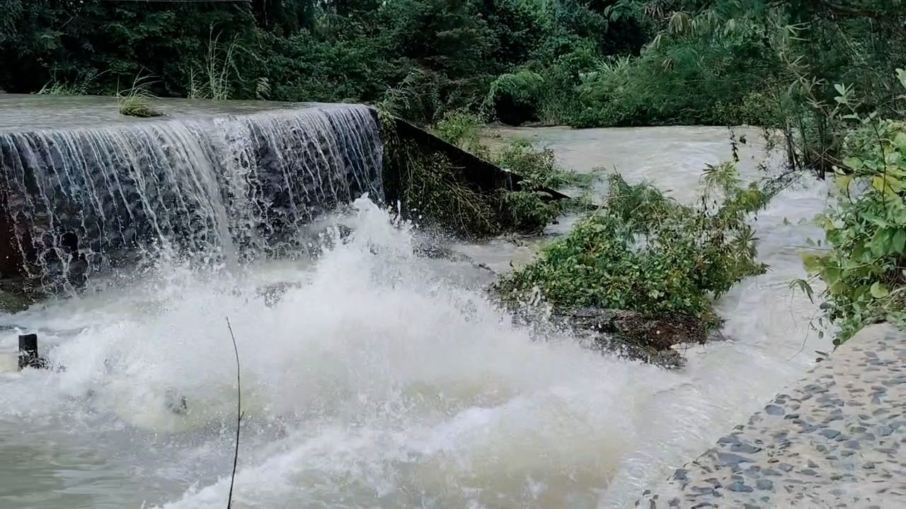 风暴拉卡萨影响：素林地区暴雨成灾，道路与农田被淹