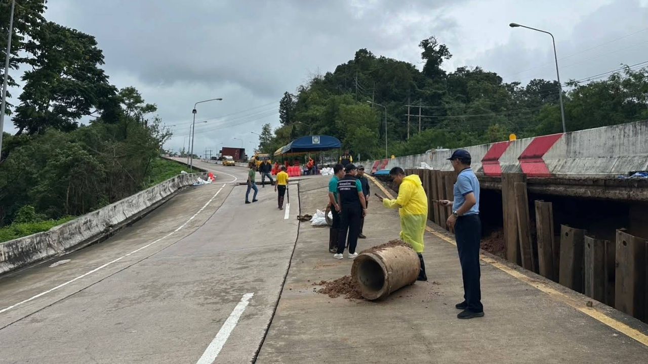 暴雨导致“湄索-达”高速公路路面下沉，工作人员封闭车道并紧急检查修复