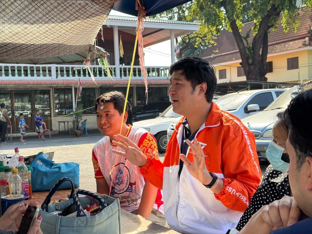 “泰皮普” 在第33区积极竞选，参加咖啡议会，并向风筝组老师致敬