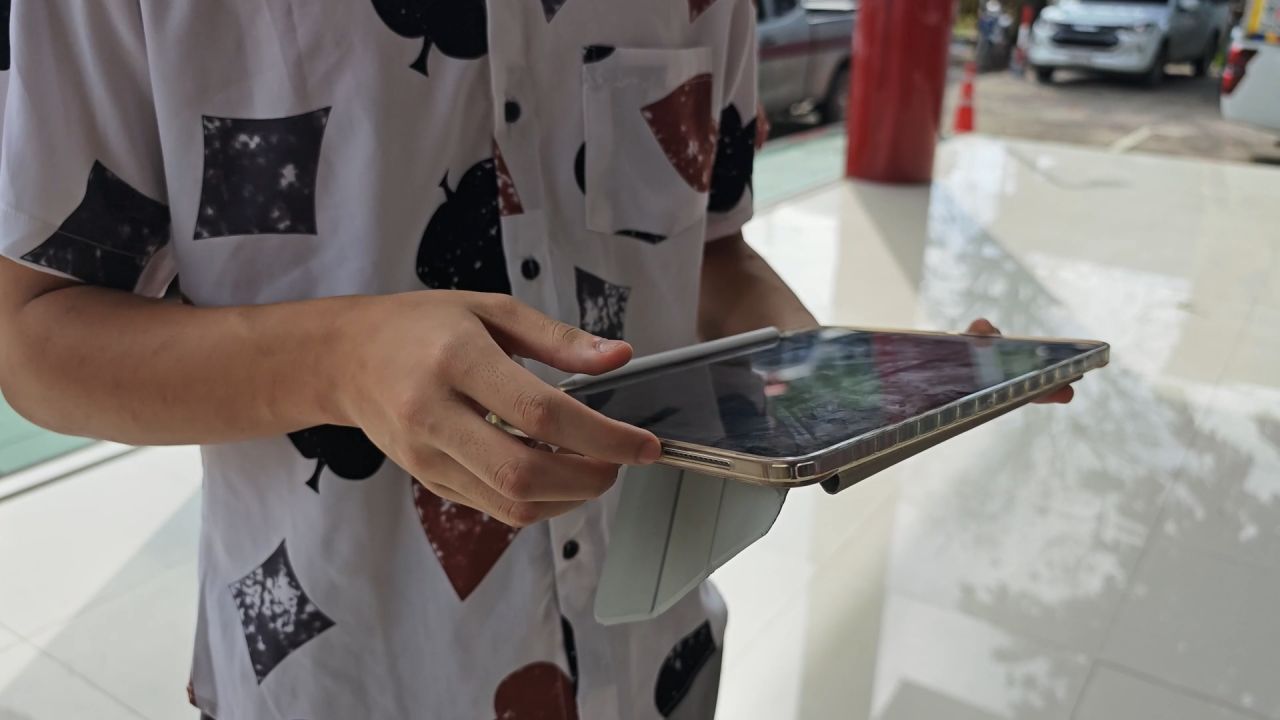 父亲带高三儿子举报诈骗团伙，威胁洗劫家产的整晚视频通话
