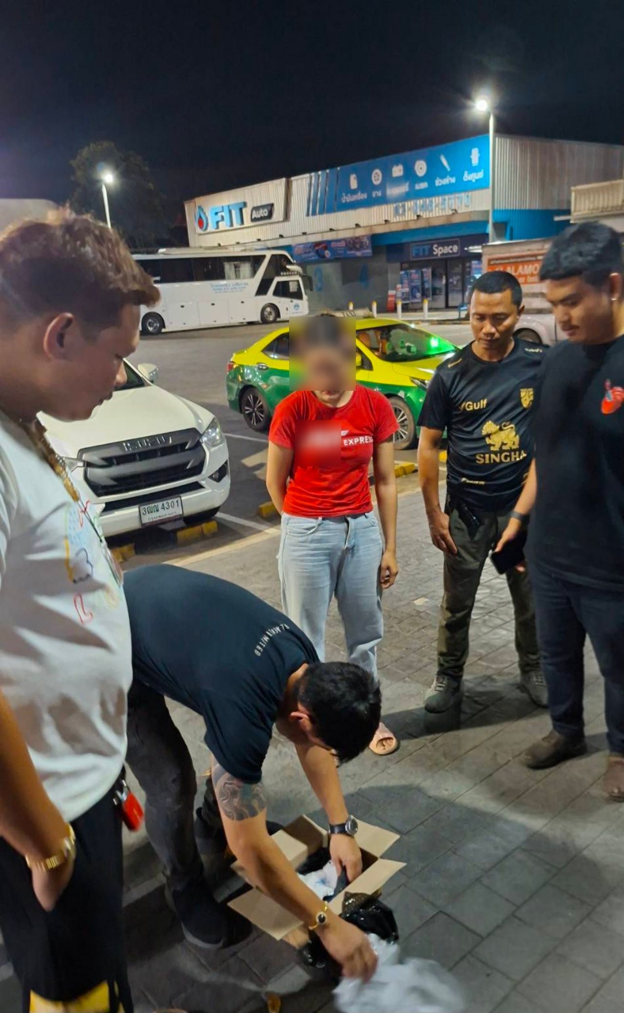 设计围捕知名仓库管理者，发现其与同公司的男友合谋运送毒品
