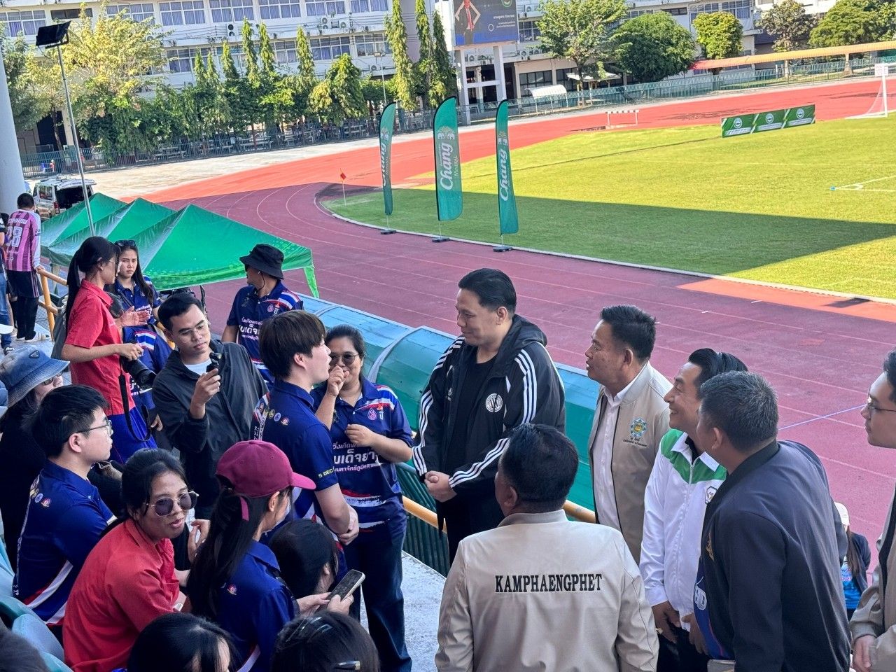 “派·力克” 向猜纳府学校授予冠军奖杯，称并非迎合潮流