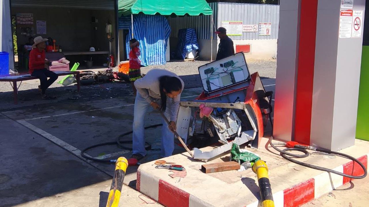 惊险时刻！男子驾驶“皮卡”撞击巴真武里省加油站，致1人受伤