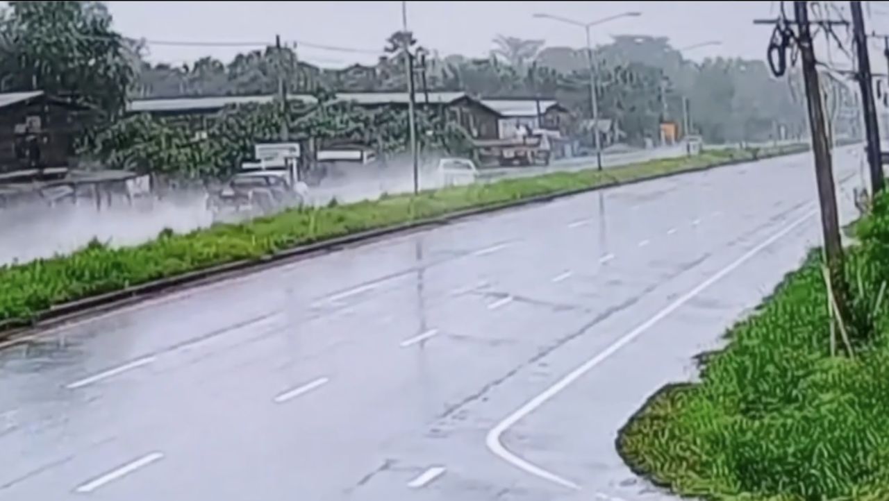 一名男子驾皮卡冒雨回家看望父亲 失控撞上卡车身亡