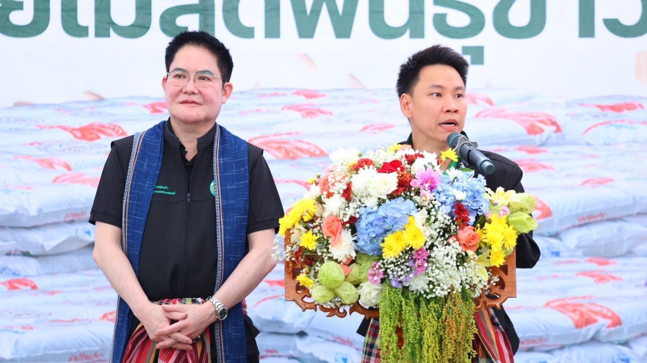 两位农业部长携“Thammanat”前往沙功那空和黎逸启动提高稻米生产效率项目