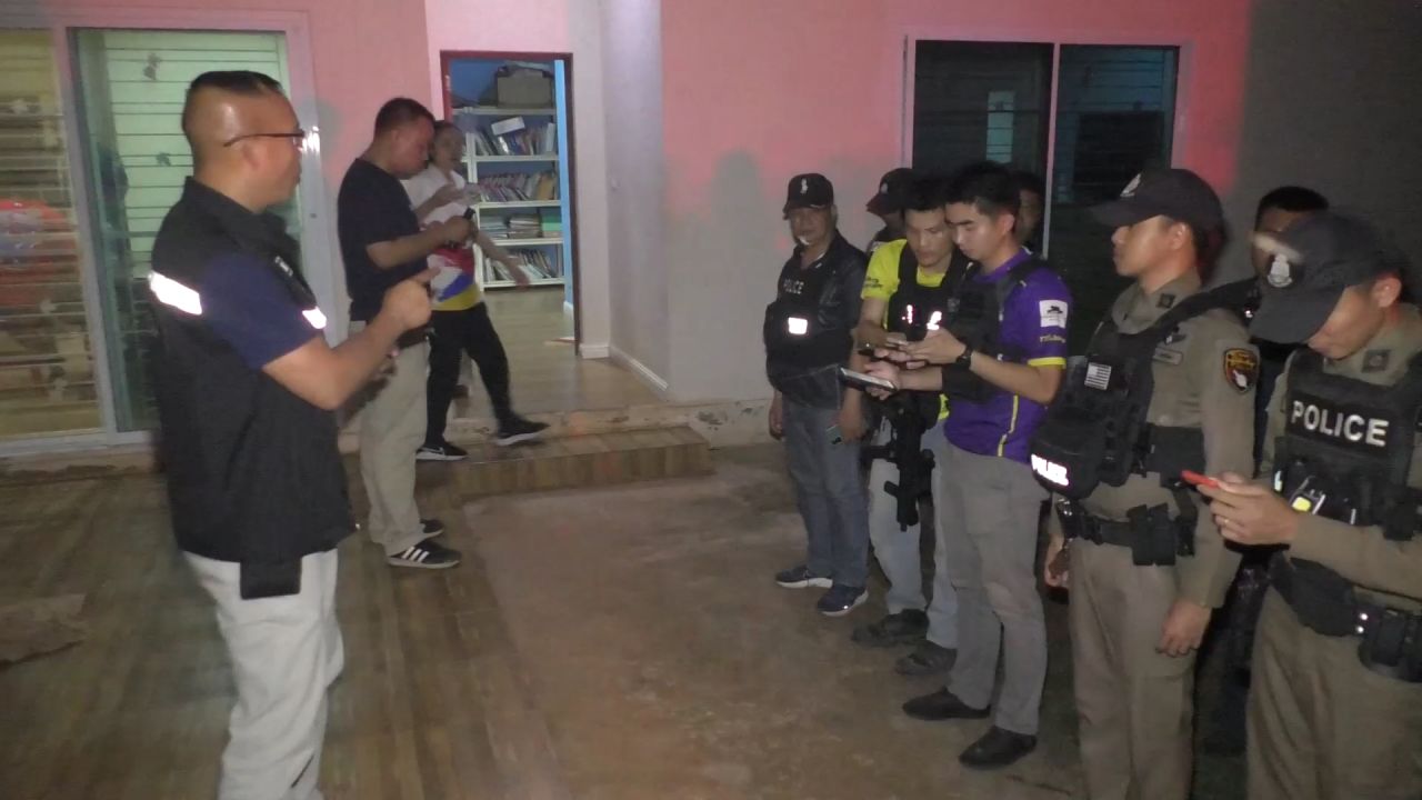 花园守卫在看到陌生人进入后大喊，被连射致死