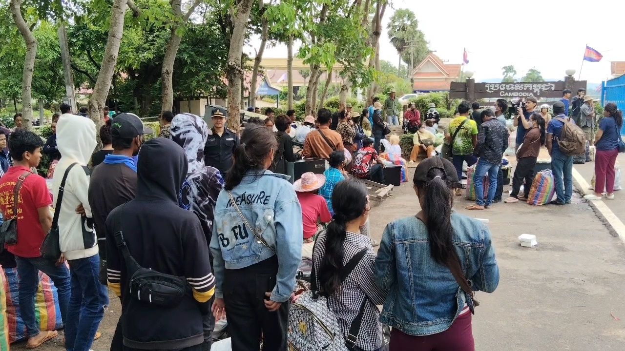 泰柬夫妇的戏剧性告别：送妻子过境