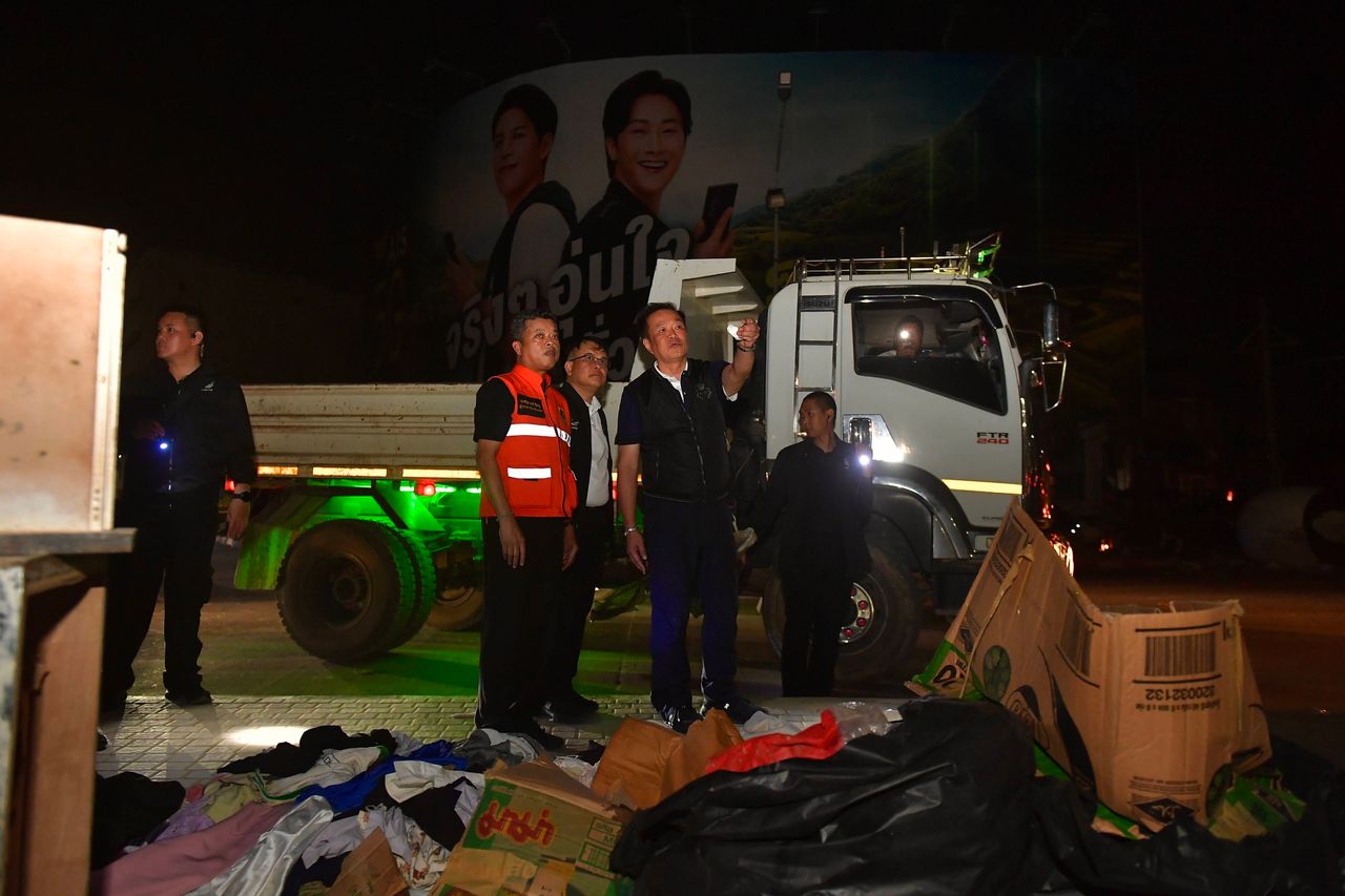 “阿努廷” 访问合艾医院 分发救济包 与村民交流