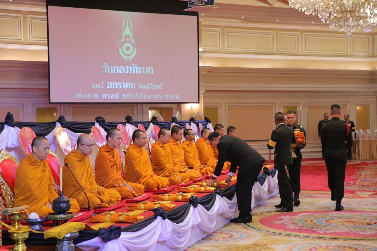 “巴育-阿披拉”及前陆军司令出席陆军日，向英勇牺牲的士兵致敬