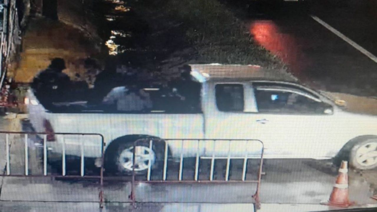 警方公布两辆车，嫌疑犯在那拉提瓦购物中心600泰铢黄金抢劫案中使用，预计逃离出境