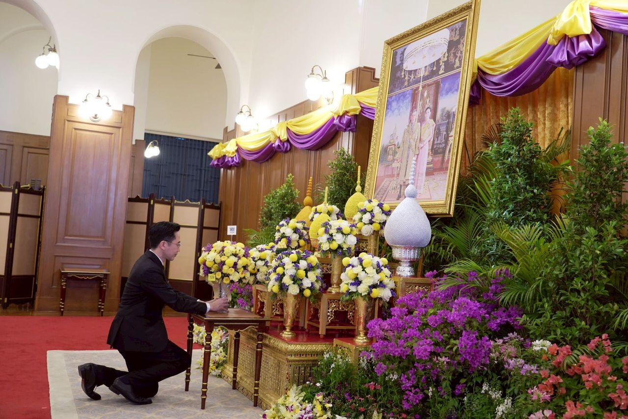 为泰党总理候选人签署新年祝福献给国王和王后