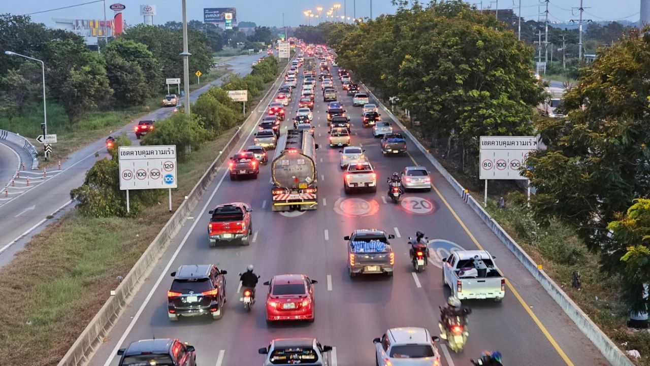 亚洲路段进入曼谷,经过 Ang Thong,车辆在所有车道都很拥挤,间歇停滞