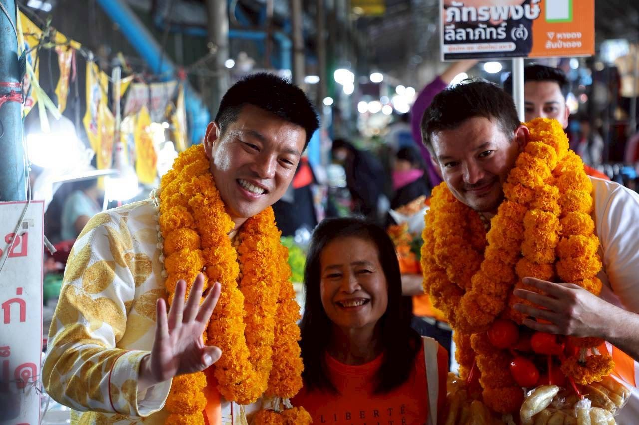 “腾”在杭东市场拉票，恳请选择人民党，感谢清迈人民支持担任总理