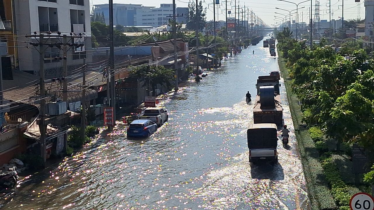 北榄府遭遇“海水上涨”洪水侵袭,许多地区被淹,商贩每年面临问题