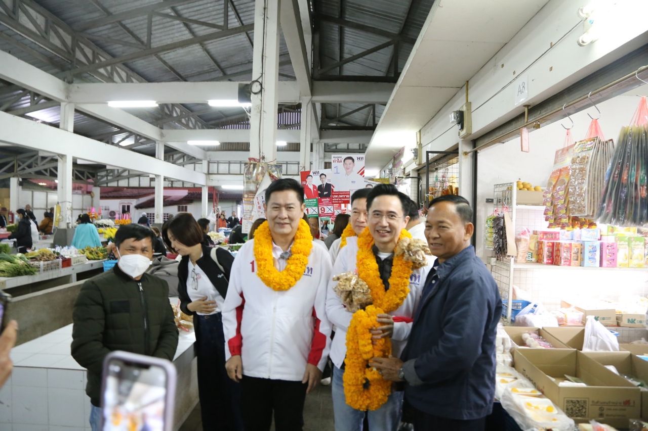 “亚沙农”带领为泰党竞选团到清迈莎拉披早市,居民热情迎接