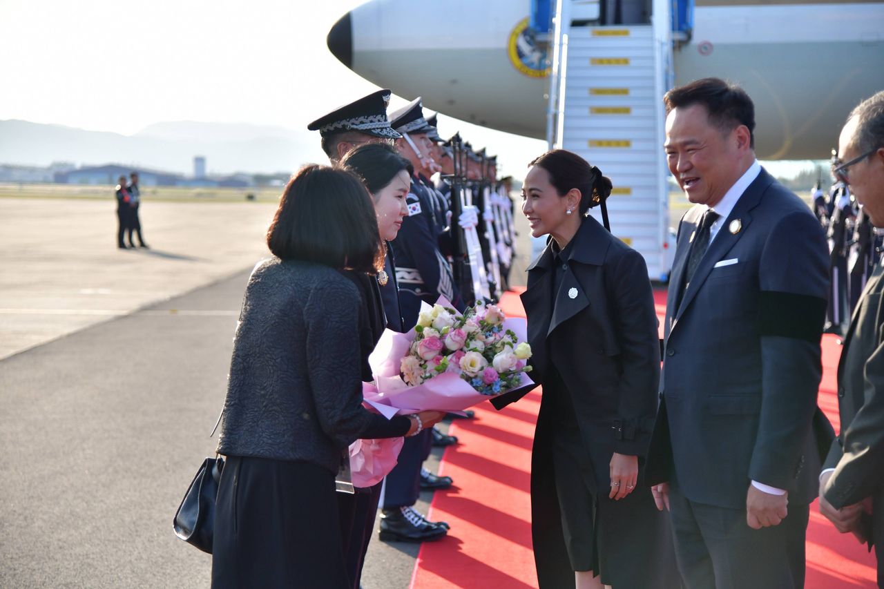 “阿努廷” 抵达韩国 - “席里蓬” 展示“安总理” 坐飞机6小时工作指示