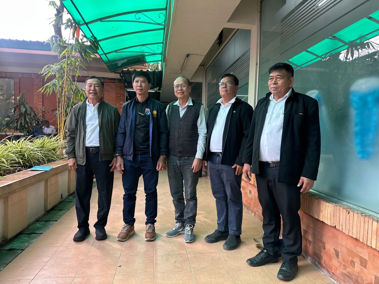 “蓬佩奥” 带领团队穿上人民力量党的服装,竞选北碧府五个选区的议员席位