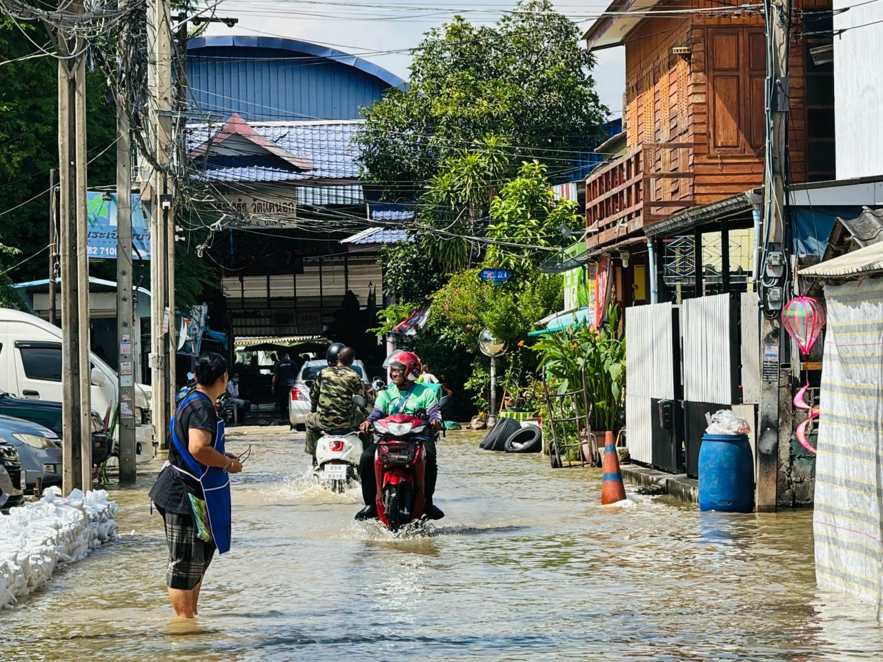 居民从Wat Khae Nok社区搬迁物品以躲避洪水，Wat Chalerm Phra Kiat被淹没