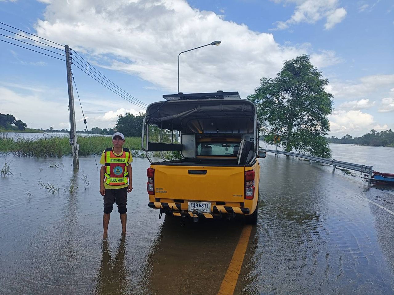 乡村道路官员集结人员协助居民应对洪灾