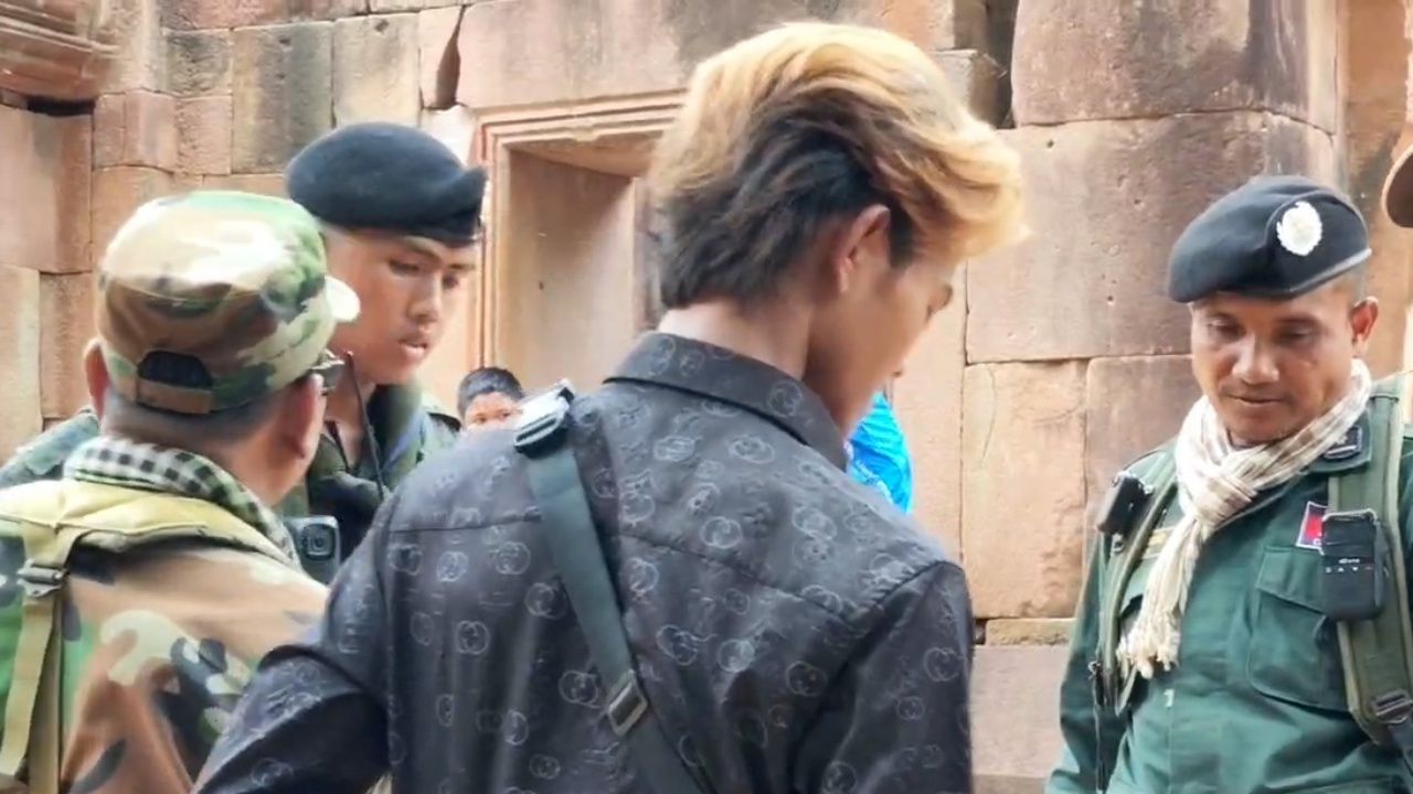 展示图像：柬埔寨青年模仿流行发型在大门寺拍摄视频