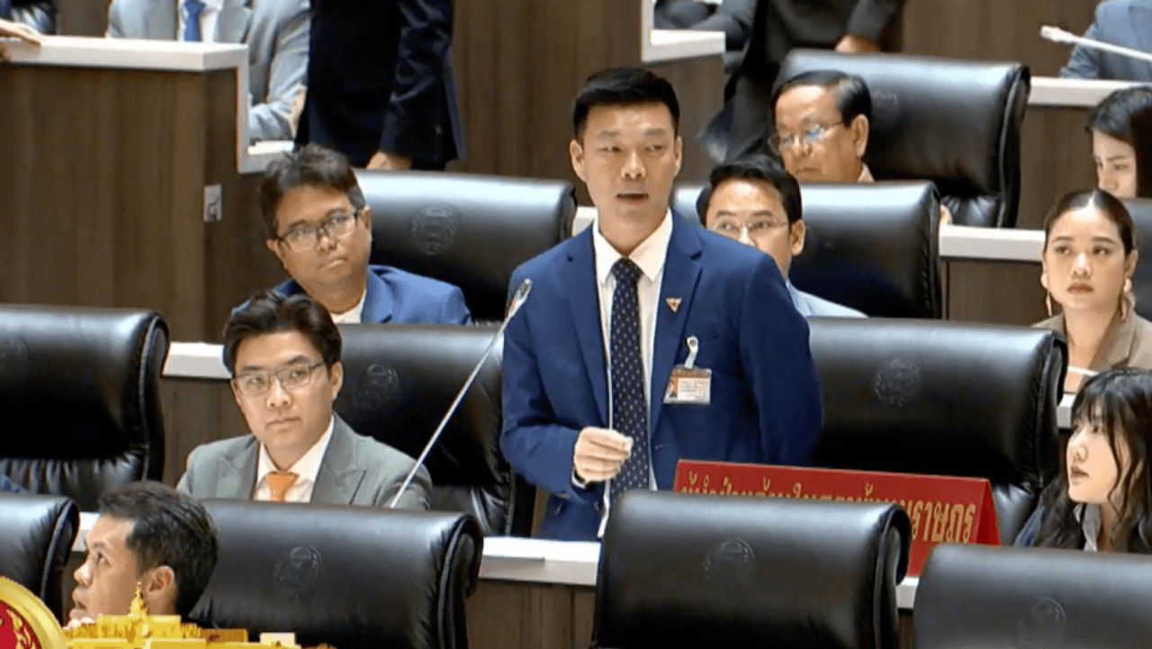 国会辩论激烈：反对党与政府对抗，全方位娱乐法案撤回